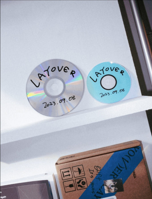 V - Layover Merch Oficial "Posavasos"