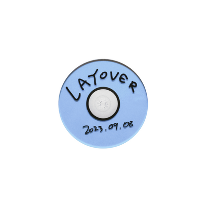V - Layover Merch Oficial "Posavasos"