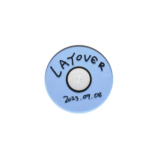 V - Layover Merch Oficial "Posavasos"